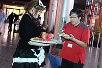 Maid faisant le service de restauration