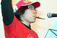 La pr�sentatrice au Kazoo
