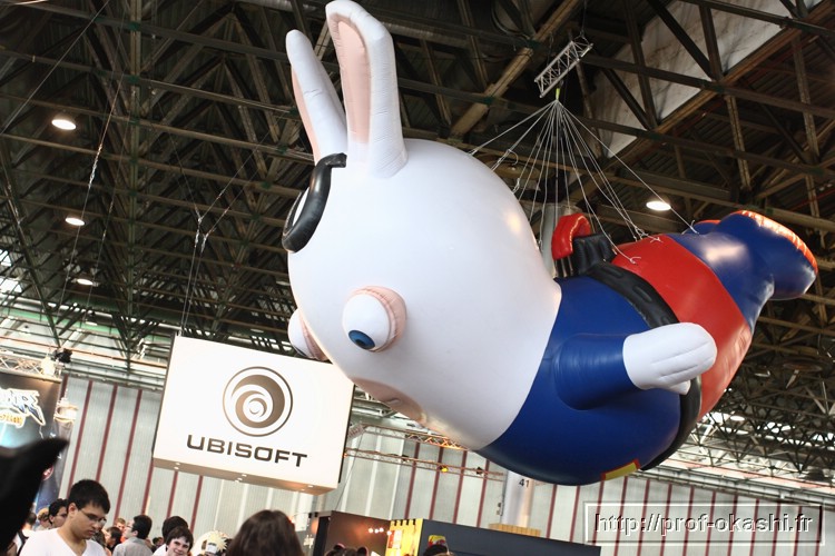 Lapin Cr&eacute;tin survolant le stand Ubisoft